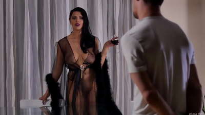 Sürtük Kira Queen komşusunu çay içmeye davet etti ve onu yemek masasında sikti